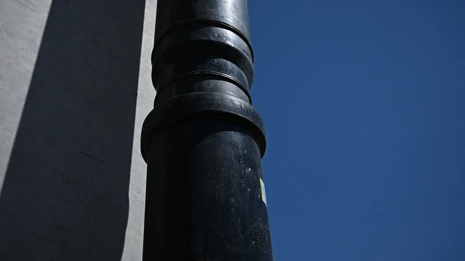 Beton kolona yaslanmış HDPE dikey iniş borusu — saha karşılığı.